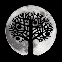 Logo: Schwarze Silhouette eines Apfelbaums vor strahlendem Vollmond